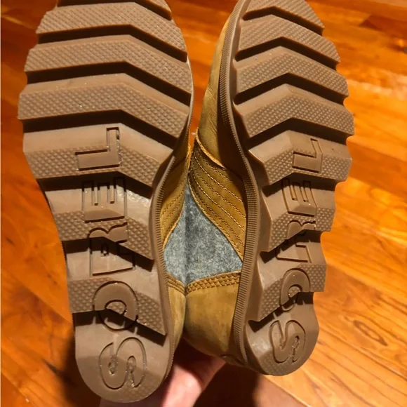 Sorel Lexie Wedge Tan and Gray Lace Up Boots - Picture 10 of 12